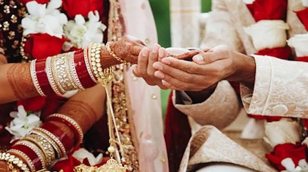 CG News: खुद को बताया बीट्स पिलानी से बीटेक और 48 लाख का पैकेज, पिता का 88 लाख सालाना टर्नओवर, 200 एकड़ जमीन, शादी के अगले दिन खुली पोल, एफआईआर दर्ज