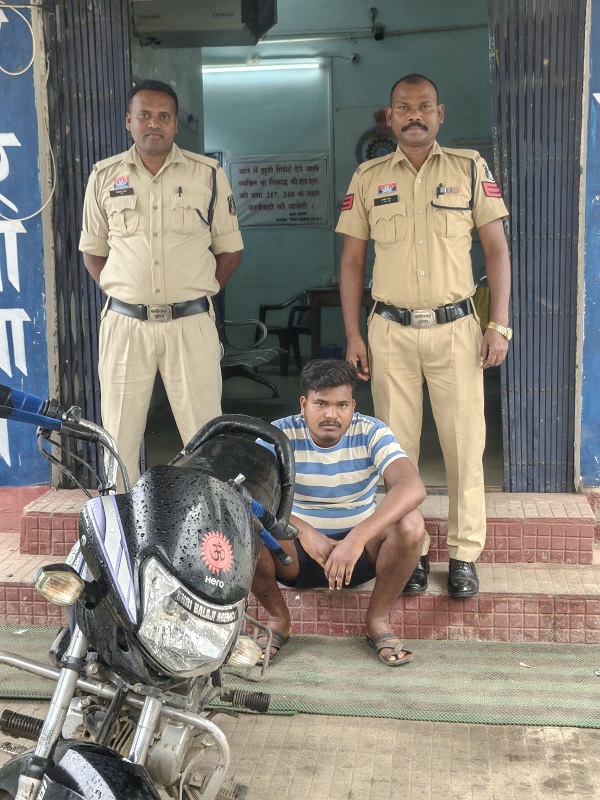 Raigarh News: रेल्वे लाइन कीमती सामग्री और बाइक चोरी का आरोपी गिरफ्तार, चोरी की बाइक बरामद के साथ रेल्वे सामग्री बेचकर मिले रकम भी जब्त