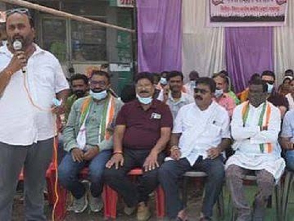 ढिमरापुर की बदहाल सड़क को लेकर कांग्रेस का प्रदर्शन, 1 दिन में 2 हादसे के बाद दिया था अल्टीमेटम, फिर भी नहीं सुधरी व्यवस्था, चक्काजाम-कलेक्ट्रेट घेराव की चेतावनी