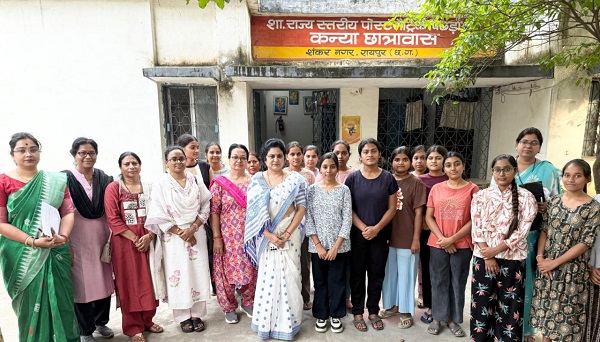 राज्य महिला आयोग की अध्यक्ष डॉ. ममता साहू ने किया कन्या छात्रावास का औचक निरीक्षण, छात्राओं से संवाद कर जानी समस्याएं, शीघ्र निराकरण के दिए निर्देश