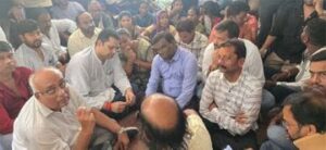 रायगढ़ में ग्रामीणों ने किया कोतरा रोड थाना का घेराव, उपसरपंच की गिरफ्तारी से नाराज, विधायक उमेश पटेल भी पहुंचे