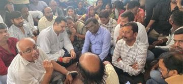 रायगढ़ में ग्रामीणों ने किया कोतरा रोड थाना का घेराव, उपसरपंच की गिरफ्तारी से नाराज, विधायक उमेश पटेल भी पहुंचे