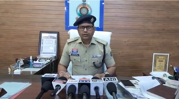 Raigarh News: रामभांठा के पुराने बस डिपो के पास खाली प्लॉट में मिला शव, कोतवाली और फोरेंसिक टीम ने मौके से जुटाए साक्ष्य,  पुलिस के हाथ लगे महत्वपूर्ण सुराग, जल्द होगा मामले का खुलासा