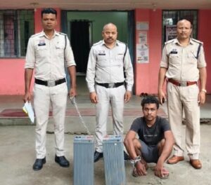 Raigarh News: मोबाइल टावर से बैटरी चोरी करने वाला फरार आरोपी गिरफ्तार, तमनार पुलिस ने चोरी की 2 बैटरियां की बरामद कर भेजा जेल