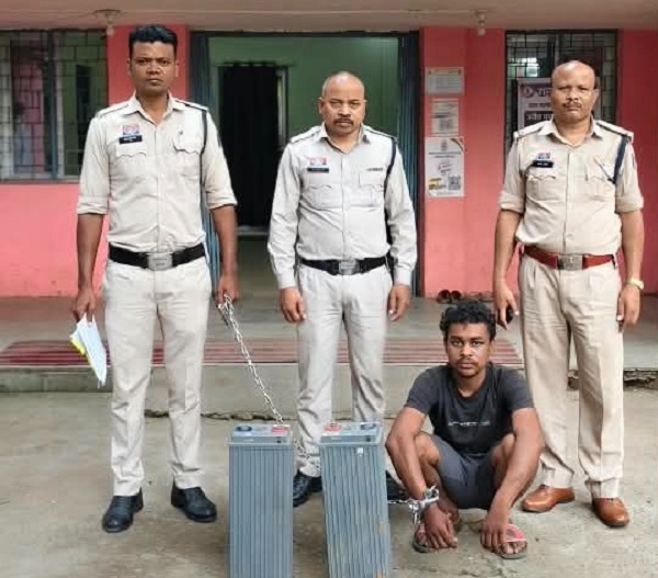 Raigarh News: मोबाइल टावर से बैटरी चोरी करने वाला फरार आरोपी गिरफ्तार, तमनार पुलिस ने चोरी की 2 बैटरियां की बरामद कर भेजा जेल