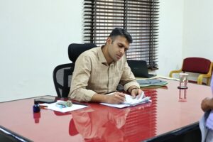Raigarh News: जनदर्शन के प्रकरणों का अधिकारी स्वयं रुचि लेकर करें निराकरण, समय-सीमा का रखें विशेष ध्यान, कलेक्टर ने सुनी आमजनों की समस्याएं
