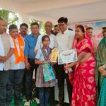 Raigarh News: वित्त मंत्री ओ.पी. चौधरी ने पंचपारा में विद्यार्थियों की प्रतिभा को सराहा, विकासखंड स्तरीय चित्रकला एवं भाषण प्रतियोगिता में विद्यार्थियों ने दिखाई रचनात्मकता, शिक्षकों को प्रतियोगी परीक्षाओं की पुस्तकें की गई वितरित