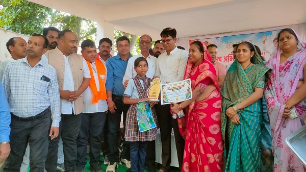 Raigarh News: वित्त मंत्री ओ.पी. चौधरी ने पंचपारा में विद्यार्थियों की प्रतिभा को सराहा, विकासखंड स्तरीय चित्रकला एवं भाषण प्रतियोगिता में विद्यार्थियों ने दिखाई रचनात्मकता, शिक्षकों को प्रतियोगी परीक्षाओं की पुस्तकें की गई वितरित