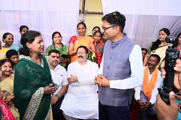 आंगन मिलन सेवा कार्यक्रम में शामिल हुए वित्त मंत्री ओ.पी.चौधरी, आंगनबाड़ी कार्यकर्ताओं, सहायिकाओं एवं मितानिनों का किया सम्मान, हितग्राहियों ने साझा किए अनुभव