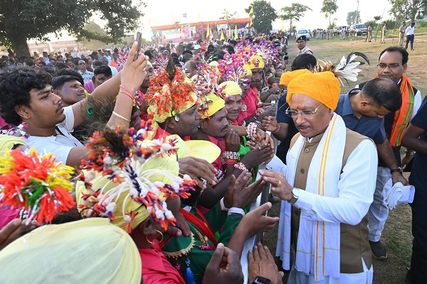 मुख्यमंत्री विष्णुदेव साय बिलाईगढ़ के ऐतिहासिक राजशाही दशहरा उत्सव में हुए शामिल, क्षेत्र के विकास के लिए की पांच महत्वपूर्ण घोषणाएं