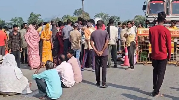 CG: दशहरे की रात बनी काल, सड़क हादसे में चार लोगों की मौत, कई घायल, गुस्साए ग्रामीणों ने किया चक्काजाम