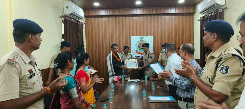 सेवा सम्मान” जिला पुलिस के सहायक उप निरीक्षक बलराम प्रसाद शुक्ला और आरक्षक ख्रिस्तोफर बेक हुए सेवानिवृत्त