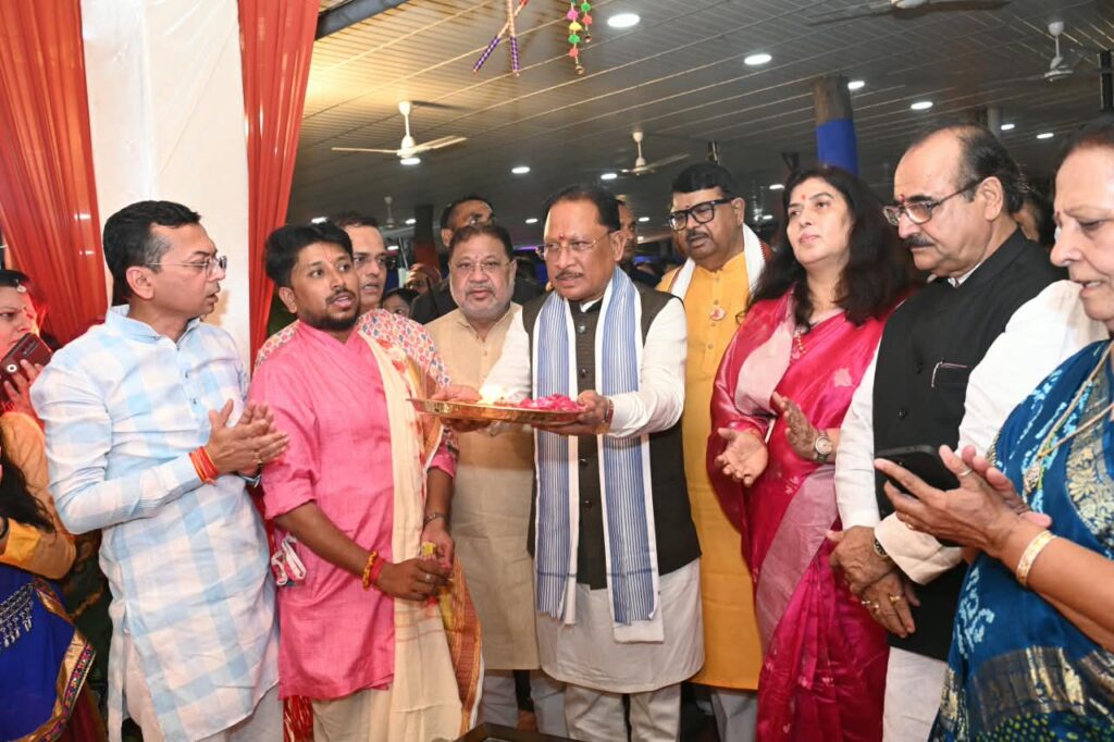 मुख्यमंत्री निवास में गरबा महोत्सव की धूम, भक्ति और उल्लास के रंग में रंगा आयोजन, नवरात्रि शक्ति की आराधना और नारी सम्मान का महापर्व : मुख्यमंत्री  विष्णु देव साय