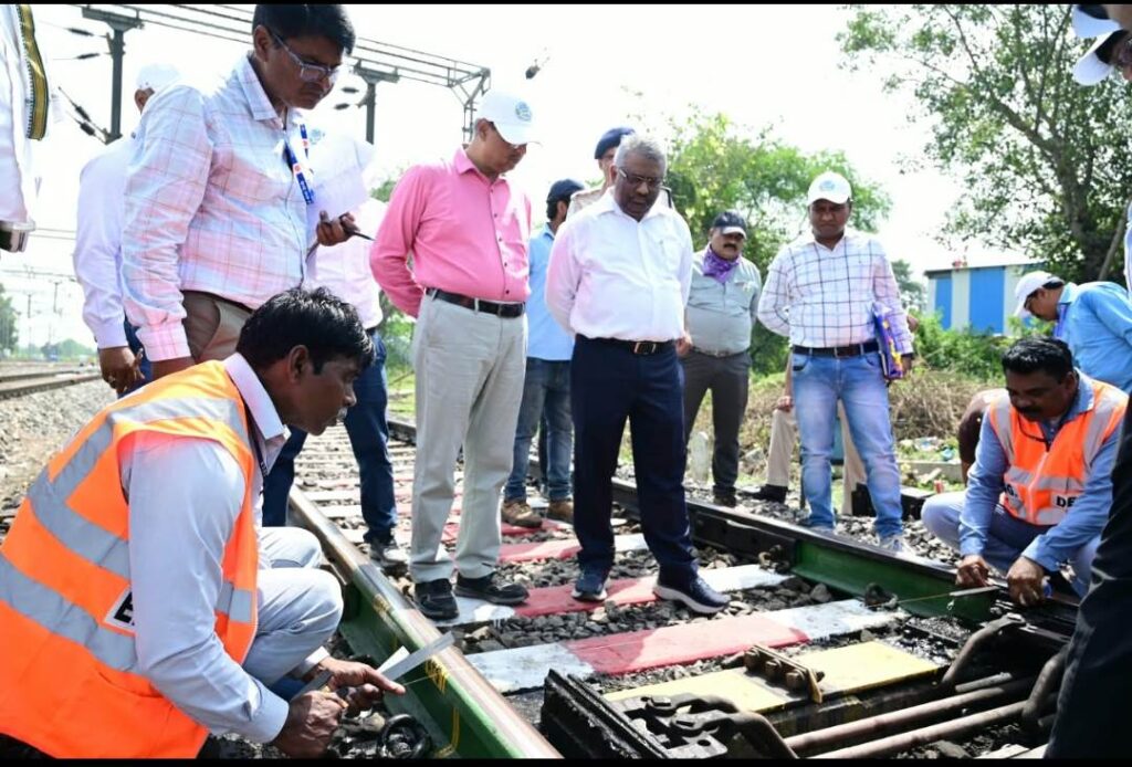 महाप्रबंधक तरुण प्रकाश ने किया चांपा–रायगढ़ रेलखंड का विस्तृत संरक्षा निरीक्षण, निर्माण कार्यों की प्रगति की समीक्षा कर उच्च गुणवत्ता, यात्री सुविधा एवं संरक्षा को सर्वोच्च प्राथमिकता देने के निर्देश