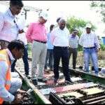 महाप्रबंधक तरुण प्रकाश ने किया चांपा–रायगढ़ रेलखंड का विस्तृत संरक्षा निरीक्षण, निर्माण कार्यों की प्रगति की समीक्षा कर उच्च गुणवत्ता, यात्री सुविधा एवं संरक्षा को सर्वोच्च प्राथमिकता देने के निर्देश