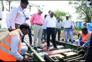 महाप्रबंधक तरुण प्रकाश ने किया चांपा–रायगढ़ रेलखंड का विस्तृत संरक्षा निरीक्षण, निर्माण कार्यों की प्रगति की समीक्षा कर उच्च गुणवत्ता, यात्री सुविधा एवं संरक्षा को सर्वोच्च प्राथमिकता देने के निर्देश