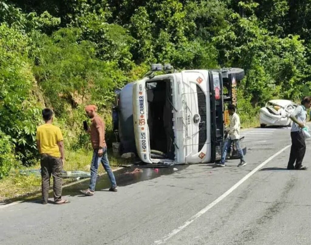रायगढ़ के मड़वाताल घाटी में बड़ा हादसा: डीजल से भरे टैंकर और स्विफ्ट कार में जबरदस्त भिड़ंत, कार के उड़े परखच्चे, युवती घायल, बहते डीजल को बाल्टी और जरकिन में लूटने पहुंचे स्थानीय लोग