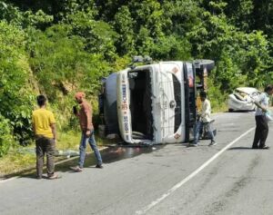 रायगढ़ के मड़वाताल घाटी में बड़ा हादसा: डीजल से भरे टैंकर और स्विफ्ट कार में जबरदस्त भिड़ंत, कार के उड़े परखच्चे, युवती घायल, बहते डीजल को बाल्टी और जरकिन में लूटने पहुंचे स्थानीय लोग