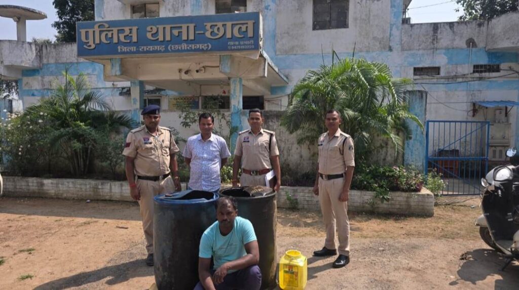 Raigarh News: सड़क किनारे अवैध डीजल भंडारण का खुलासा, छाल पुलिस ने कार्रवाई में की 415 लीटर डीजल जब्त, सस्ते दाम पर डीजल खरीदकर अधिक कीमत में बेचने का था पूरा खेल