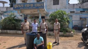 Raigarh News: सड़क किनारे अवैध डीजल भंडारण का खुलासा, छाल पुलिस ने कार्रवाई में की 415 लीटर डीजल जब्त, सस्ते दाम पर डीजल खरीदकर अधिक कीमत में बेचने का था पूरा खेल