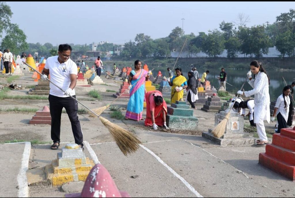 Raigarh News: छठ महापर्व से पहले लेबर कॉलोनी छठ घाट की सफाई में जुटा निगम प्रशासन, महापौर, सभापति और आयुक्त ने जनप्रतिनिधियों के साथ किया श्रमदान, घाट की पचरियों से लेकर पूरे परिसर की हुई साफ-सफाई