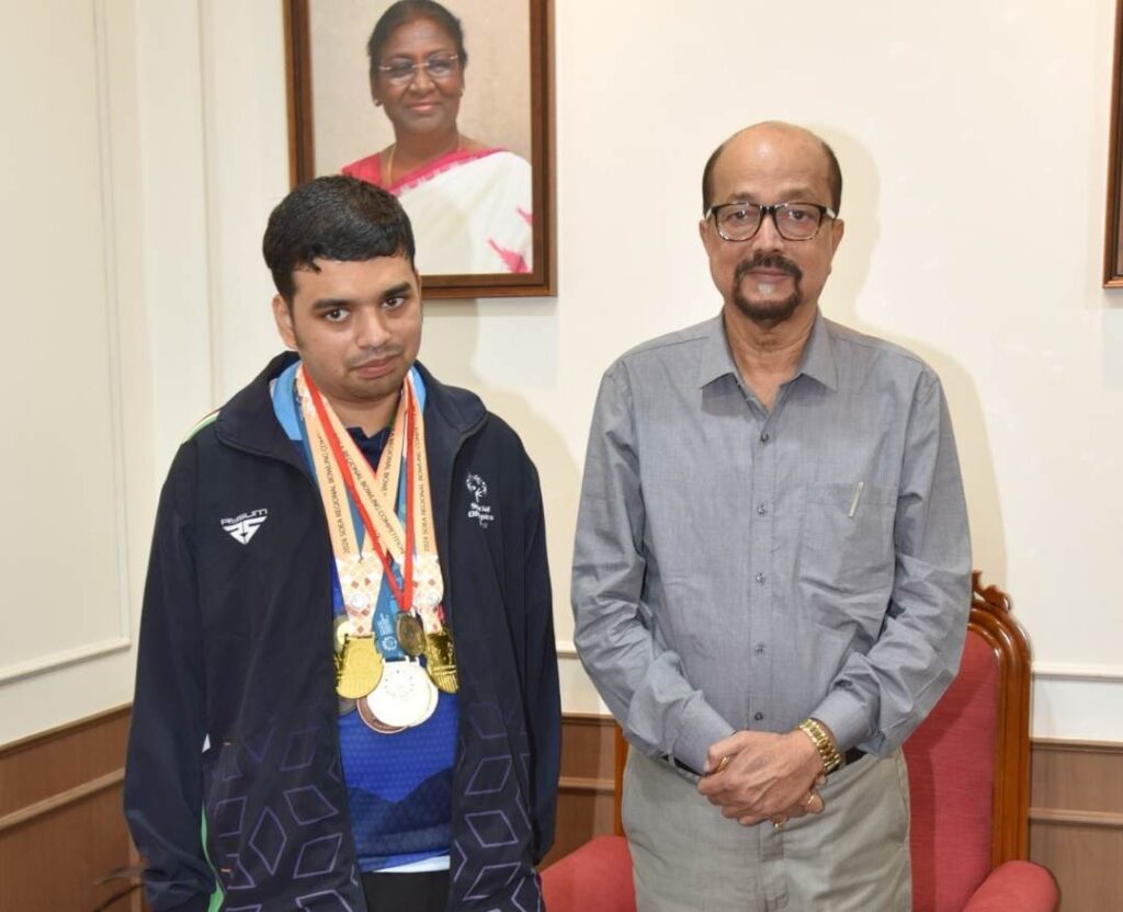 राज्यपाल डेका ने की विशेष ओलंपिक में स्वर्ण पदक विजेता इभानन साहू की सराहना