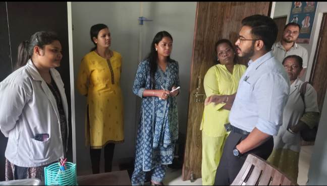 Raigarh: जिला पंचायत सीईओ ने स्वास्थ्य केन्द्रों का किया निरीक्षण, मरीजों को बेहतर सुविधाएं उपलब्ध कराने के दिए निर्देश