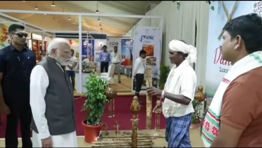 प्रधानमंत्री नरेन्द्र मोदी ने छत्तीसगढ़ के स्टाल की सराहना की, बस्तर के कलाकारों से की आत्मीय बातचीत, डोकरा, बांस शिल्प और कोसा की सराहना