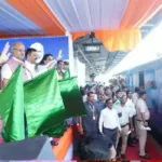 केंद्रीय रेल मंत्री श्री अश्विनी वैष्णव और मुख्यमंत्री विष्णु देव साय  ने रावघाट – रायपुर एवं रायपुर – कुरूद यात्री रेल सेवाओं को दिखाई हरी झंडी
