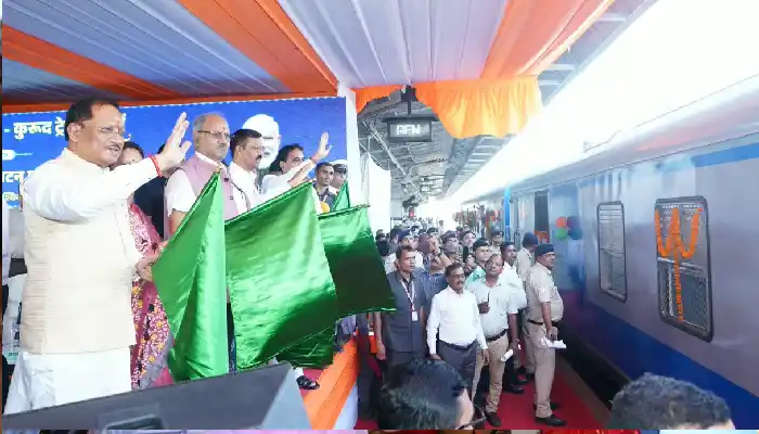 केंद्रीय रेल मंत्री श्री अश्विनी वैष्णव और मुख्यमंत्री विष्णु देव साय  ने रावघाट – रायपुर एवं रायपुर – कुरूद यात्री रेल सेवाओं को दिखाई हरी झंडी