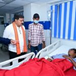 उप मुख्यमंत्री विजय शर्मा ने अस्पताल पहुंचकर जाना सड़क हादसे में घायलों का हाल, मरकाटोला घाट सड़क हादसे के घायलों और परिजनों से की मुलाकात, बेहतर उपचार के दिए निर्देश