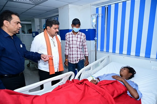 उप मुख्यमंत्री विजय शर्मा ने अस्पताल पहुंचकर जाना सड़क हादसे में घायलों का हाल, मरकाटोला घाट सड़क हादसे के घायलों और परिजनों से की मुलाकात, बेहतर उपचार के दिए निर्देश