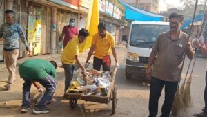 Raigarh: संजय मार्केट में चला स्वच्छता का महाअभियान, महापौर से लेकर व्यापारियों तक ने किया श्रमदान,  मार्केट परिसर की सफाई, व्यापारियों को कचरा प्रबंधन और सिंगल यूज प्लास्टिक के प्रति किया जागरूक