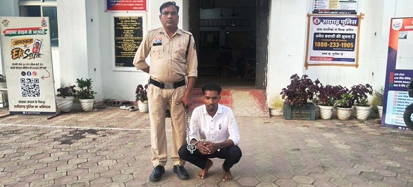 Raigarh News: जनरल स्टोर का शटर तोड़कर चोरी, 2 नाबालिग समेत 3 आरोपी गिरफ्तार