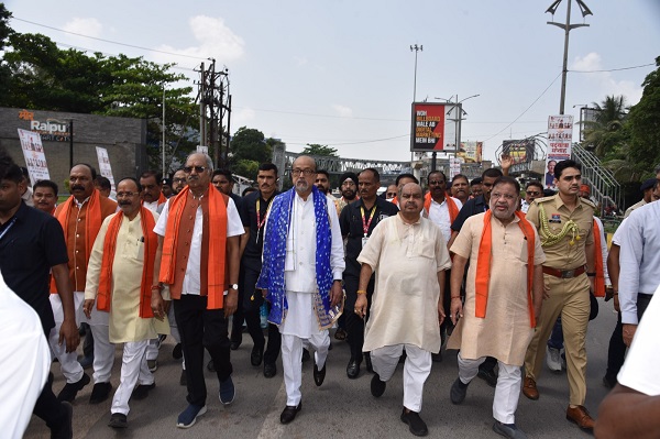 नशा मुक्त भारत के संकल्प के साथ राज्यपाल डेका ने की पदयात्रा, महात्मा गांधी और लाल बहादुर शास्त्री को श्रद्धांजलि अर्पित कर डॉ. अंबेडकर को किया नमन
