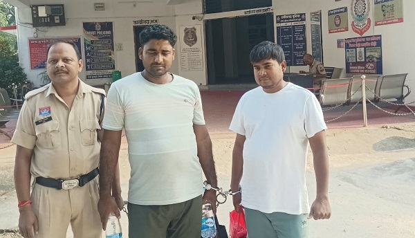 Jashpur: कुनकुरी में मोबाइल दुकान से 132 हैंडसेट चोरी, पुलिस ने 5 आरोपियों को पकड़ा, 1 लाख 80 हजार रुपये बरामद
