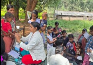 सेवा संकल्प अभियान : 8 किलोमीटर पैदल चलकर बेंगपाल पहुंची स्वास्थ्य टीम, पेड़ की छांव बनी अस्पताल, 106 ग्रामीणों को मिला उपचार, जांच और योजनाओं का लाभ