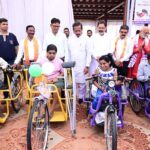 Raigarh News: वित्त मंत्री ओपी चौधरी ने सिंदूर पार्क में 350 दिव्यांगजनों को वितरित किया सहायक उपकरण, सिन्दूर पार्क में स्थायी मंच निर्माण के लिए की घोषणा