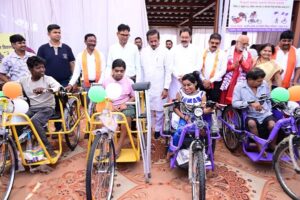 Raigarh News: वित्त मंत्री ओपी चौधरी ने सिंदूर पार्क में 350 दिव्यांगजनों को वितरित किया सहायक उपकरण, सिन्दूर पार्क में स्थायी मंच निर्माण के लिए की घोषणा
