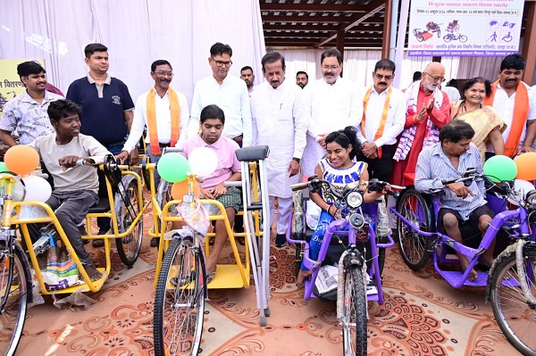 Raigarh News: वित्त मंत्री ओपी चौधरी ने सिंदूर पार्क में 350 दिव्यांगजनों को वितरित किया सहायक उपकरण, सिन्दूर पार्क में स्थायी मंच निर्माण के लिए की घोषणा