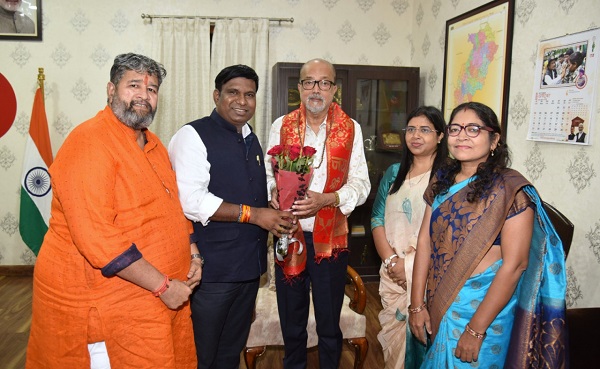 राज्यपाल डेका से कामधेनु विश्वविद्यालय के कार्य परिषद सदस्यों ने की भेंट, छत्तीसगढ़ के देशी गोवंश ‘कोसली’ के संरक्षण और संवर्धन पर हुई चर्चा