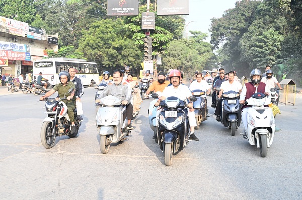 डिप्टी सीएम अरुण साव निकले स्कूटी पर, शहर भ्रमण कर सफाई और निर्माण कार्यों का किया निरीक्षण, सफाई व्यवस्था बेहतर करने और नियमित मॉनिटरिंग के दिए निर्देश