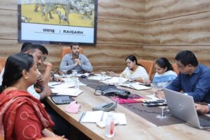 राजस्व प्रकरणों के निराकरण में तेजी लाने पूरी सक्रियता के साथ कार्य करें: कलेक्टर मयंक चतुर्वेदी