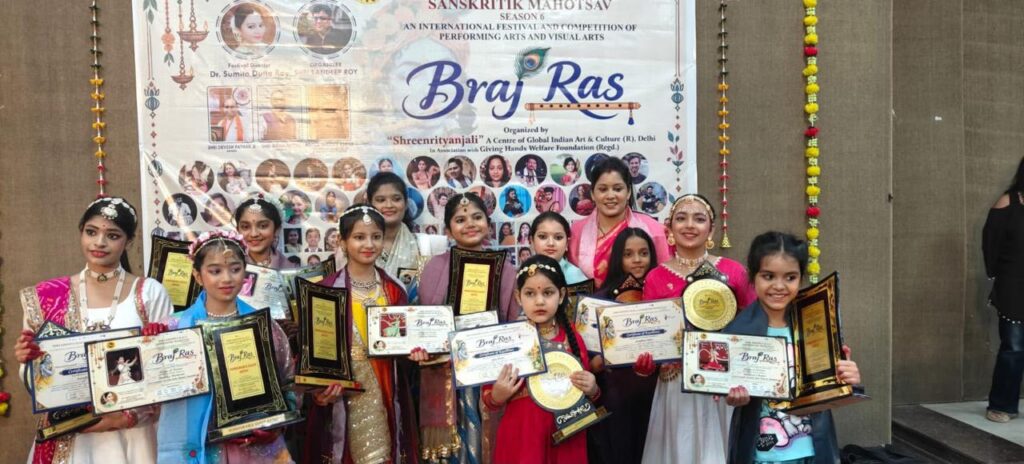 वृंदावन में आयत कथक डांस अकादमी के बच्चों ने लहराया रायगढ़ का परचम