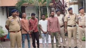 Raigarh News: प्रोफेसर के अपहरण और लूटकांड का 48 घंटे में पर्दाफाश, चार आरोपी गिरफ्तार, सुनियोजित तरीके से प्रोफेसर को बनाया बंधक, चाकू की नोक पर हासिल किए UPI पासवर्ड; खाते से रकम ट्रांसफर कराकर की लूट