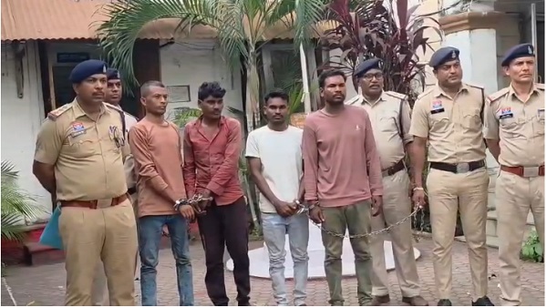 Raigarh News: प्रोफेसर के अपहरण और लूटकांड का 48 घंटे में पर्दाफाश, चार आरोपी गिरफ्तार, सुनियोजित तरीके से प्रोफेसर को बनाया बंधक, चाकू की नोक पर हासिल किए UPI पासवर्ड; खाते से रकम ट्रांसफर कराकर की लूट
