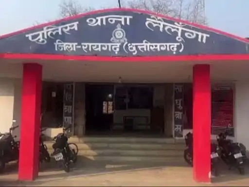 Raigarh: पालतू कुत्ते को टांगी से मारने का आरोप, बोरी में मिला शव, आरोपी पर मामला दर्ज
