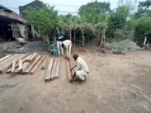 Raigarh News: घर में छिपाकर रखा था साल का चिरान, उड़नदस्ता टीम की दबिश, वन विभाग ने 23 नग लकड़ी और हाथ आरा किया जब्त, भारतीय वन अधिनियम के तहत मामला दर्ज
