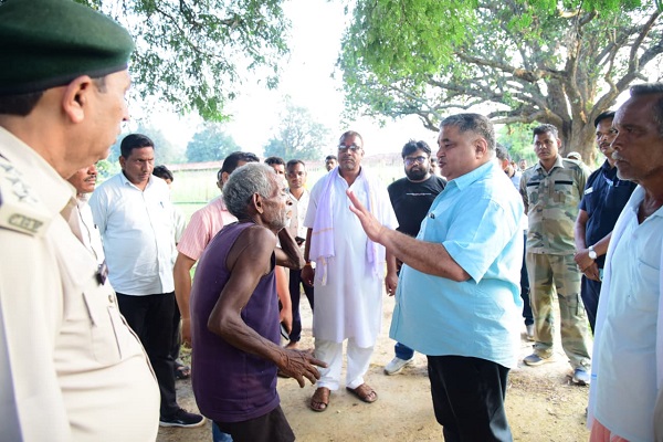 हाथी प्रभावित गांवों में पहुंचे पर्यटन मंत्री राजेश अग्रवाल, ग्रामीणों से मिलकर जाना हाल, अधिकारियों को दिए त्वरित राहत के निर्देश