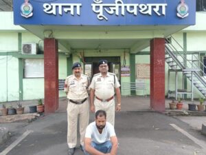  रायगढ़ पुलिस की बड़ी कार्रवाई, 6 माह से फरार झारखंड का पशु तस्करी का आरोपी गुमला से गिरफ्तार